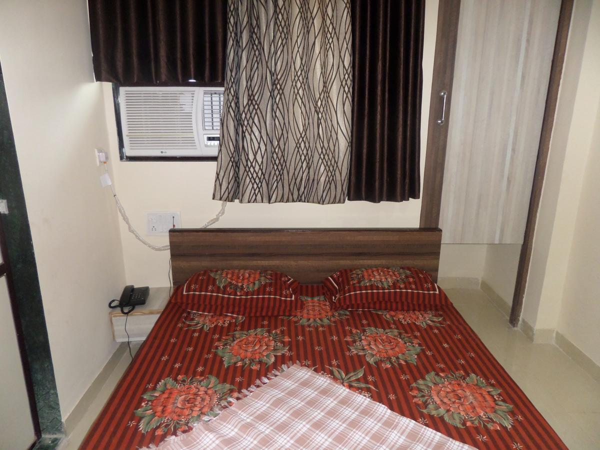 Hotel Riya-Raj Lodging Titwala Exterior foto