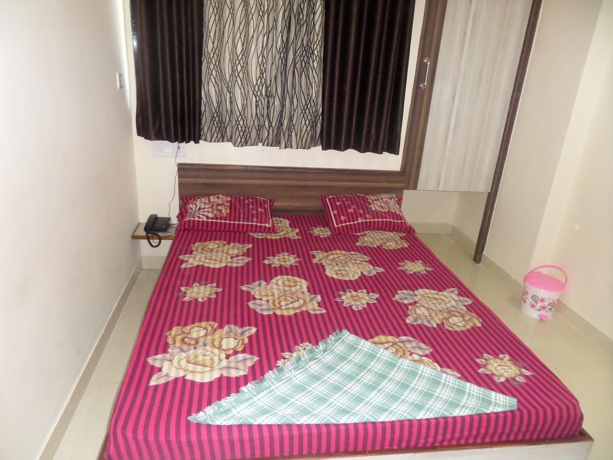 Hotel Riya-Raj Lodging Titwala Exterior foto